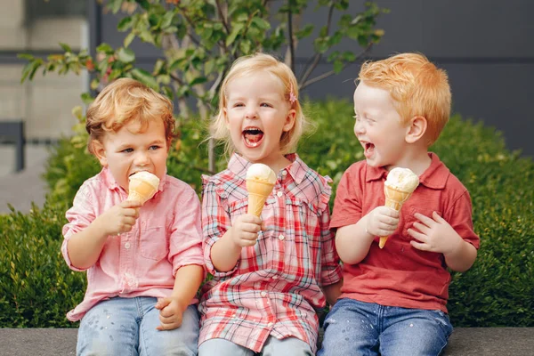 아이스크림 세 자녀 — 스톡 사진