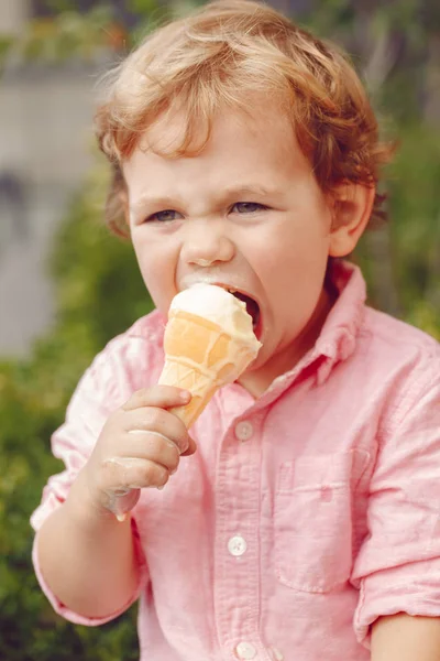 Junge isst Eis — Stockfoto