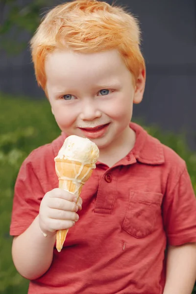 Pojke äter glass — Stockfoto