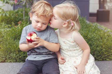 elma paylaşımı çocuklar