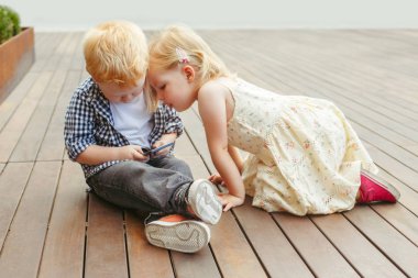 smartphone oyun oynayan çocuklar 