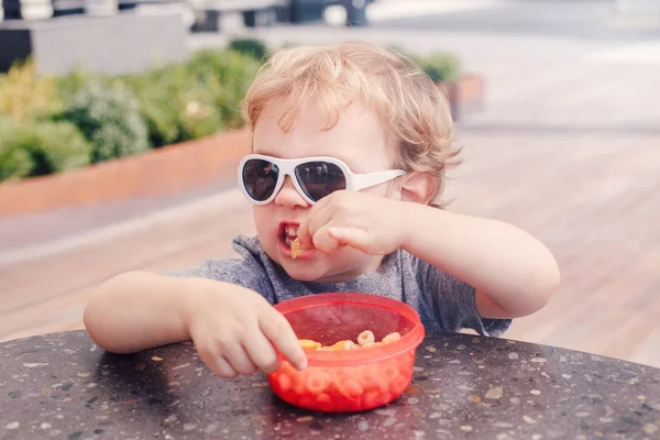 Bambino mangiando cereali — Foto Stock