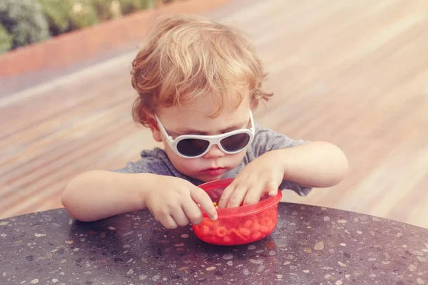 Menino comendo cereais — Fotografia de Stock