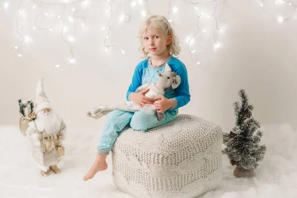 Enfant caucasien fille aux yeux bleus assis avec des jouets célébrant Noël ou Nouvel An vacances — Photo