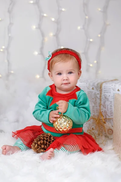 Potret gadis pirang Kaukasia dengan mata biru dengan kostum elf merayakan Natal atau liburan Tahun Baru — Stok Foto