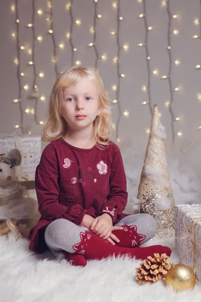 Portrait Enfant Blanche Blonde Caucasienne Aux Yeux Bleus Assise Sur — Photo