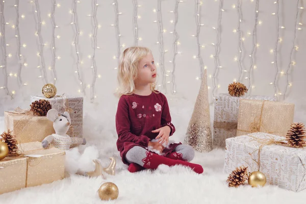 Portrait Enfant Blanche Blonde Caucasienne Aux Yeux Bleus Assise Sur — Photo