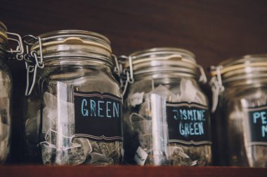 Coffee shop iç. Çay poşetleri raf ile cam kavanozlar. Retro vintage film efekt filtreleri ile tonda.