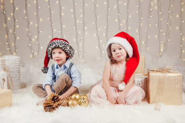 Portrait Enfants Blancs Caucasiens Amis Frères Sœurs Célébrant Noël Nouvel — Photo