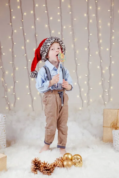 Portret Van Witte Blanke Jongen Met Kerstman Hoed Vieren Kerstmis — Stockfoto