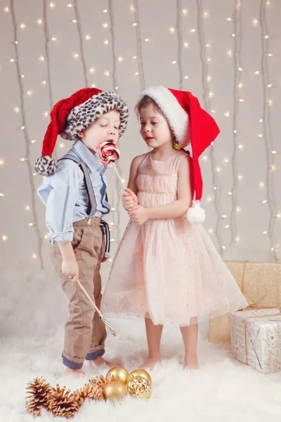Portrait Amis Blancs Enfants Caucasiens Portant Des Chapeaux Père Noël — Photo