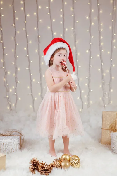 Portret Van Witte Kaukasische Meisje Met Kerstman Hoed Vieren Kerstmis — Stockfoto