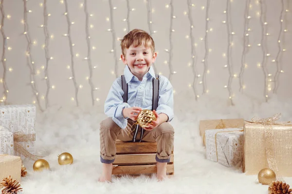 Portrait Garçon Blanc Caucasien Tenant Jouet Boule Ornement Célébrant Noël — Photo