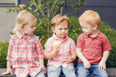 Grup portresi birlikte dondurma gıda paylaşımı oturan üç beyaz beyaz sevimli sevimli komik çocuklar küçük çocuklar. Aşk dostluk kıskançlık kavramı. Sonsuza kadar en iyi arkadaş. 