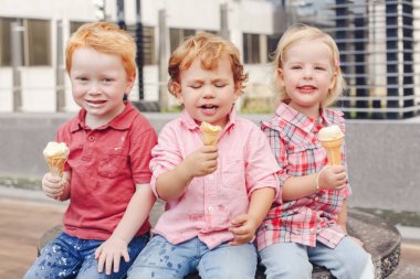 Grup portresi birlikte dondurma gıda paylaşımı oturan üç beyaz beyaz sevimli sevimli komik çocuklar küçük çocuklar. Aşk dostluk eğlence kavramı. Sonsuza kadar en iyi arkadaş. 