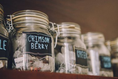 Coffee shop iç. Çay poşetleri raf ile cam kavanozlar. Retro vintage film efekt filtreleri ile tonda.