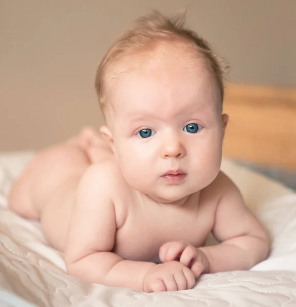 Liegen schattige blonde babymeisje — Stockfoto