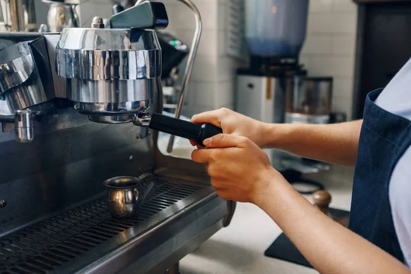 Closeup Barista Fazendo Café Usando Máquina Café Pequenos Negócios Locais — Fotografia de Stock