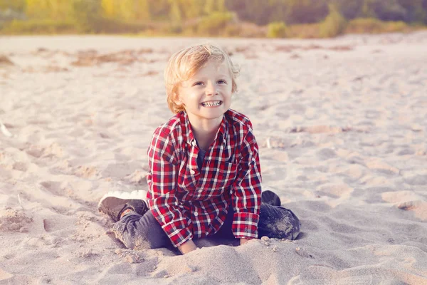 Retrato Divertido Sonriente Risa Blanco Caucásico Niño Rubio Niño Sentado —  Fotos de Stock