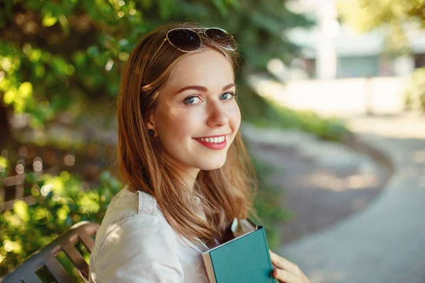 Retrato Hermosa Sonriente Mujer Blanca Chica Caucásica Con Pelo Largo —  Fotos de Stock