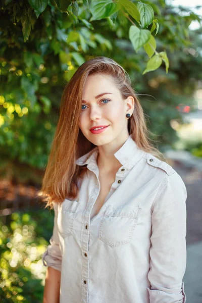 Retrato Hermosa Mujer Blanca Sonriente Chica Caucásica Con Pelo Largo — Foto de Stock