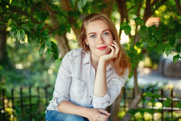Kadın Uzun Sarı Saçlı Mavi Gözlü Yaz Yeşil Yeşillik Ağaçların — Stok fotoğraf
