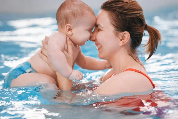 Mère Blanche Caucasienne Transportant Son Nouveau Pour Flotter Dans Piscine — Photo