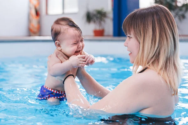 Wit Kaukasische Moeder Training Haar Pasgeboren Baby Drijven Het Zwembad — Stockfoto