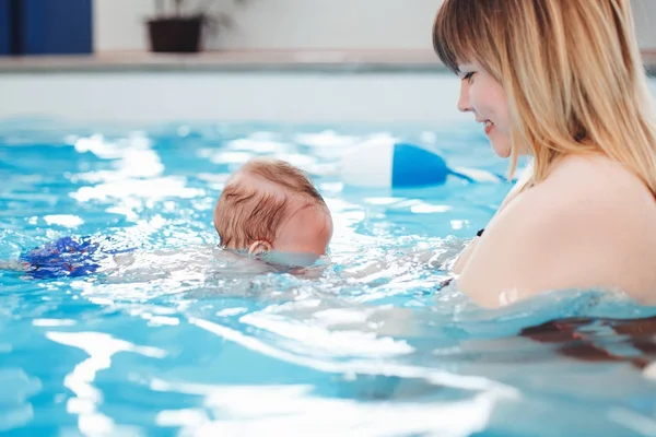 Wit Kaukasische Moeder Training Haar Pasgeboren Baby Drijven Het Zwembad — Stockfoto