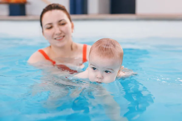 Vit Kaukasiska Mor Traning Hennes Nyfödda Baby Att Flyta Poolen — Stockfoto