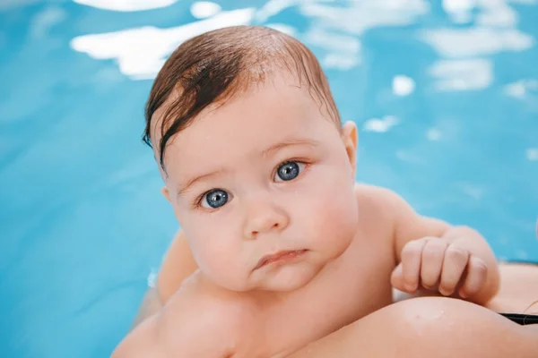 Closeup Portret Van Witte Kaukasische Baby Zwembad Kind Training Zwemmen — Stockfoto