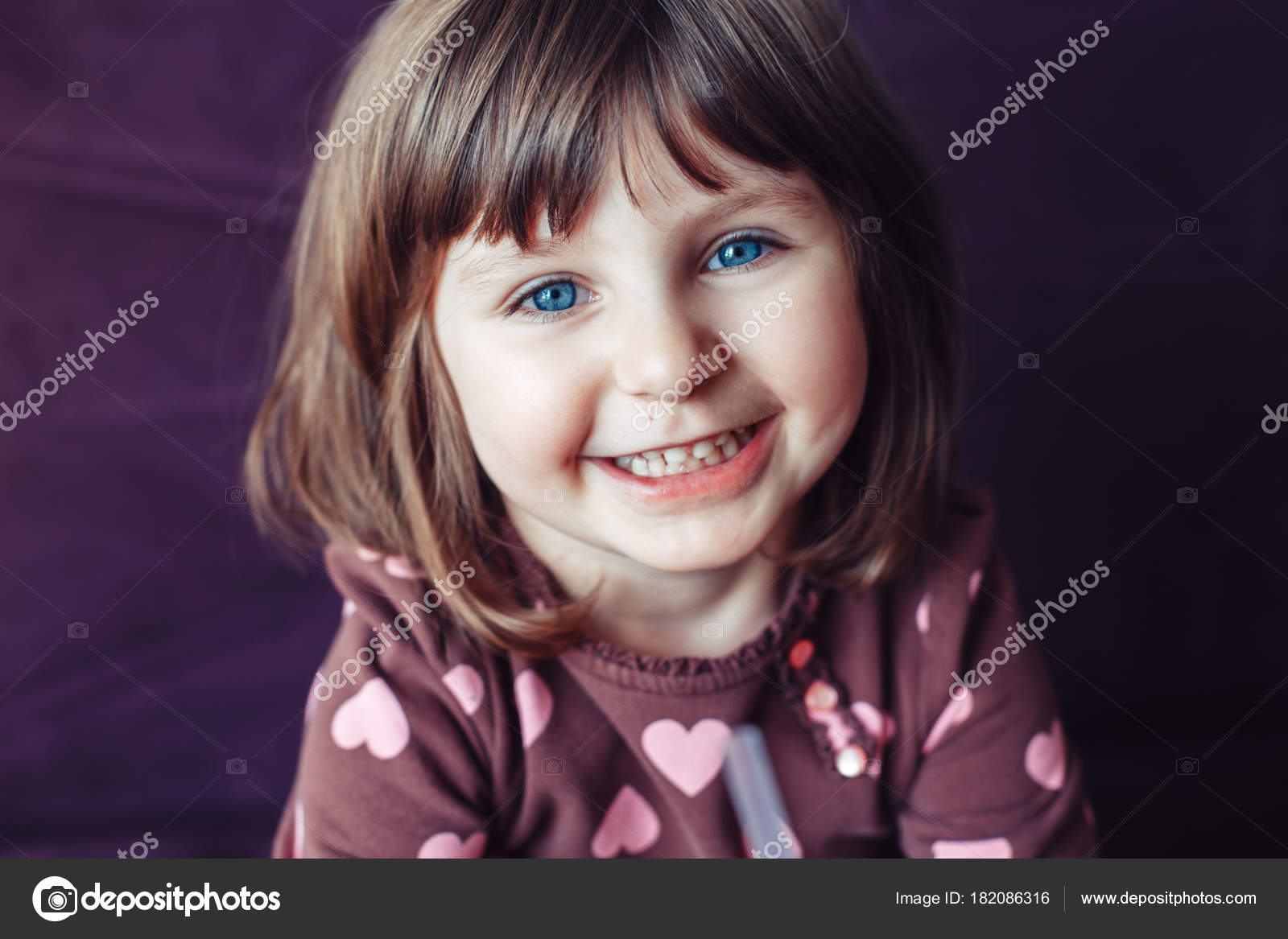 笑っている女の子をカメラで見て大きな青い目を持つ笑顔かわいい愛らしい白い白人のポートレート クローズ アップ ストック写真 C Anoushkatoronto
