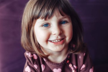 Gülen kız kamera seyir büyük mavi gözleri ile gülümseyen sevimli sevimli beyaz beyaz portre portre