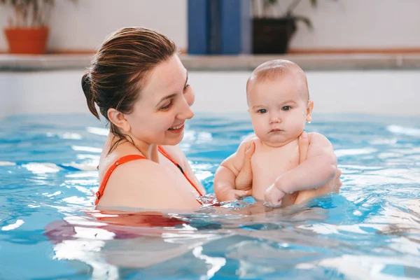 Wit Kaukasische Moeder Training Haar Pasgeboren Baby Drijven Het Zwembad — Stockfoto
