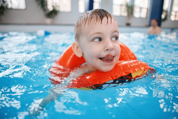 スイミング プールで幸せの白い白人の子供の肖像画 就学前の男の子のフロート水に赤丸のリングにトレーニングします 健康的なアクティブなライフ スタイル — ストック写真
