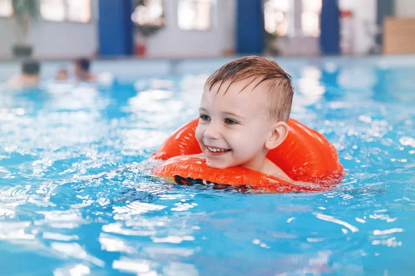 Portret Van Gelukkig Witte Kaukasische Kind Zwembad Preschool Jongen Opleiding — Stockfoto