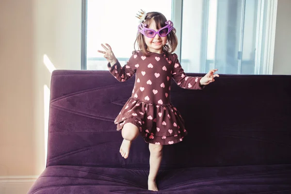 Retrato Linda Niña Adorable Con Gafas Divertidas Saltando Bailando Sofá — Foto de Stock