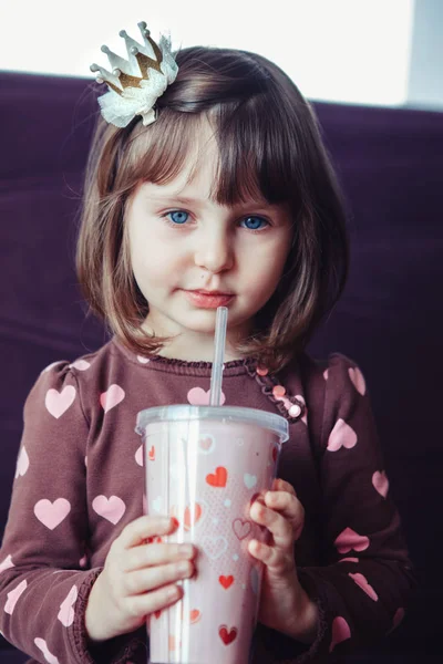 Potret Gadis Kecil Yang Menggemaskan Mengenakan Gaun Dengan Hati Dan — Stok Foto