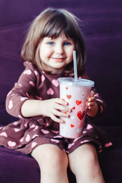 Retrato Bonito Adorável Menina Vestindo Vestido Com Corações Coroa Sentado — Fotografia de Stock