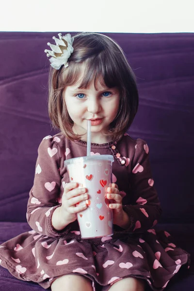 Retrato Bonito Adorável Menina Vestindo Vestido Com Corações Coroa Sentado — Fotografia de Stock