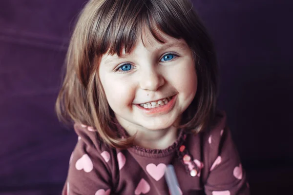 Primer Plano Retrato Lindo Adorable Blanco Caucásico Sonriendo Chica Con —  Fotos de Stock
