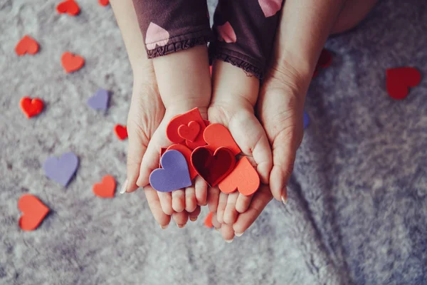微距的孩子与大人的父母手捧着一束小红和紫纸发泡的心 生活方式爱和愉快的童年概念 情人节庆典 — 图库照片
