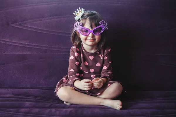 Potret Gadis Kecil Yang Menggemaskan Dengan Kacamata Lucu Duduk Sofa — Stok Foto