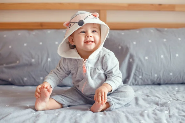 Ritratto Graziosa Adorabile Bionda Caucasica Sorridente Bambina Con Gli Occhi — Foto Stock