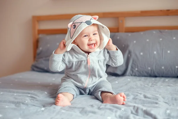 Muotokuva Söpö Ihana Valkoihoinen Blondi Hymyilevä Vauva Tyttö Siniset Silmät — kuvapankkivalokuva
