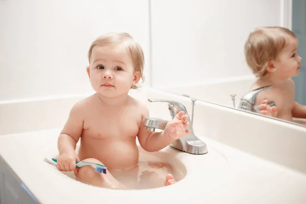 Portret Van Schattige Kaukasische Blonde Grappige Baby Meisje Jongen Zitten — Stockfoto