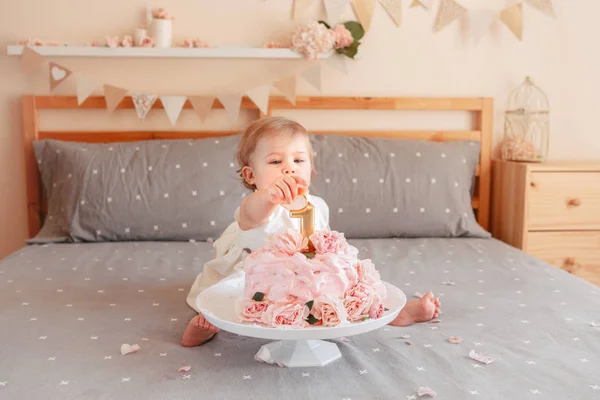可爱的白种白人金发碧眼的女婴的肖像 庆祝她的第一个生日 首页室内蛋糕粉碎第一年概念 — 图库照片