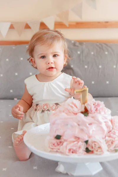 Portrait Mignonne Adorable Petite Fille Blonde Caucasienne Robe Blanche Célébrant — Photo