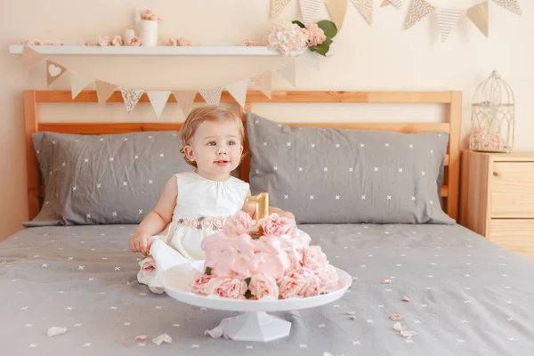 白いドレスの彼女の最初の誕生日を祝ってのかわいい愛らしい白人金髪の赤ちゃんの女の子の肖像画 ホーム屋内ケーキ スマッシュ最初年のコンセプト — ストック写真