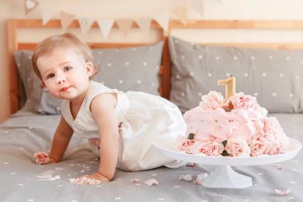 可爱的白种白人金发碧眼的女婴的肖像 庆祝她的第一个生日 首页室内蛋糕粉碎第一年概念 — 图库照片